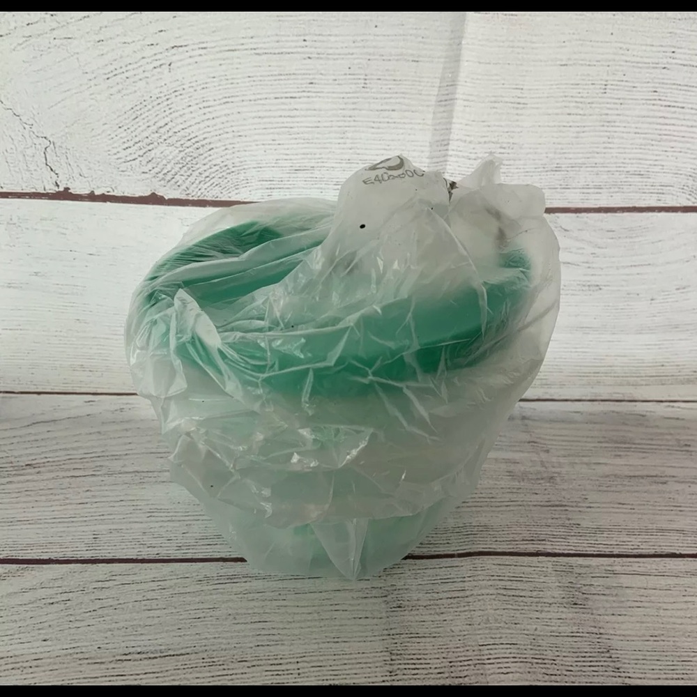 New Tupperware Set of 2 Impressions Small Bowls with Seal 3621 550ml Green - Picture 4 of 4